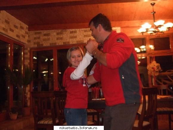mamiiiii, nu-i asha ca moshul asta cu mine danseaza cel mai bine ?
alexa si pribeagul chef avrig