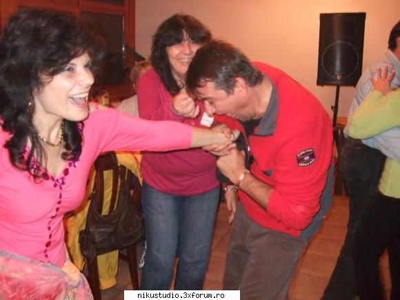 ia manaaa ! in shapca se pun banii, nu se iau!!! baga pazind cu seiful si incasarile prestatiei lui